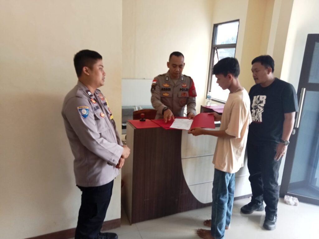 Pelayanan Prima Bripka Asep Beri Sugara: Membantu Masyarakat dalam Pembuatan SKCK di Polsek Cikeusik 4 WhatsApp Image 2024 06 20 at 11.34.53