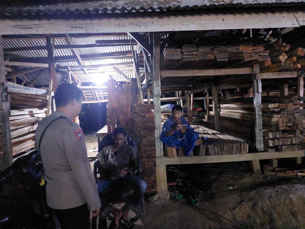 Anggota Polsek Sumur Lakukan Patroli Dialogis dan Himbauan Kamtibmas untuk Ciptakan Situasi Aman dan Kondusif 1 WhatsApp Image 2024 06 20 at 12.46.02