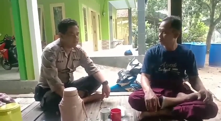 Bhabinkamtibmas Polsek Sumur Sosialisasikan Kamtibmas dan Silaturahmi di Desa Cigorondong 10 WhatsApp Image 2024 06 20 at 12.52.05
