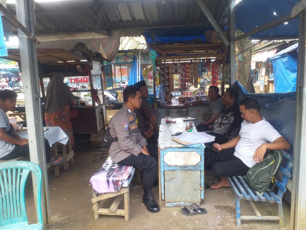 Polsek Menes Sambangi Pelanggan Kaki Lima di Menes 9 WhatsApp Image 2024 06 20 at 13.11.17
