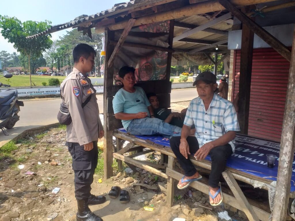 Polsek Menes Gelar Sambang dan Himbauan Lalu Lintas Kepada Ojek di Alun-Alun Barat Desa Purwaraja 4 WhatsApp Image 2024 06 20 at 13.35.15