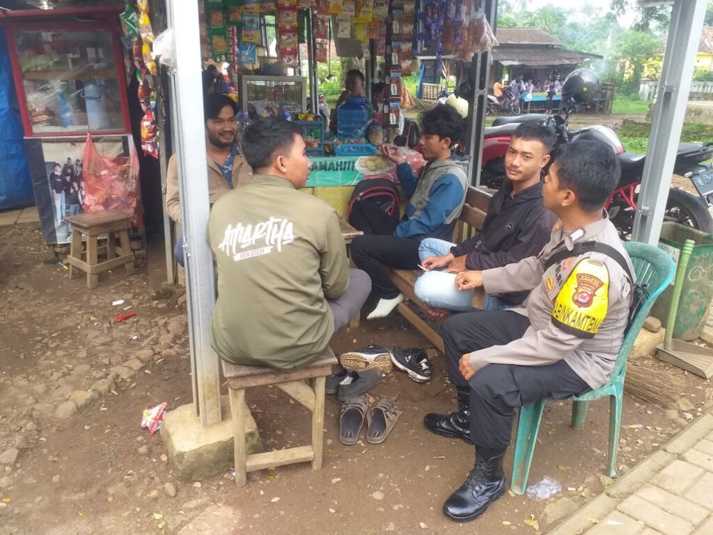 Polsek Menes Sambangi Warung Kopi di Desa Purwaraja, Pandeglang: Meningkatkan Kewaspadaan dan Kamtibmas 3 WhatsApp Image 2024 06 20 at 13.42.07