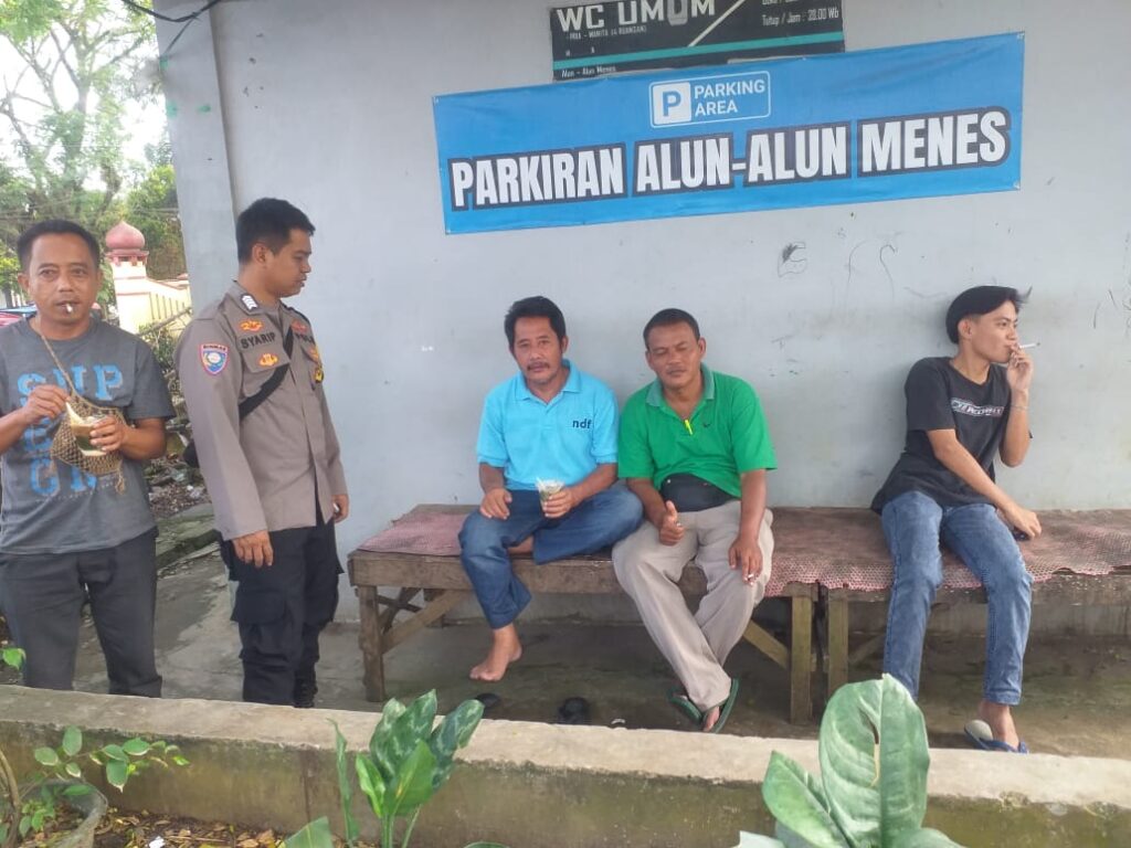 Polsek Menes Tingkatkan Keamanan Alun-alun Menes Melalui Sambang dan Himbauan Kamtibmas kepada Tukang Parkir 2 WhatsApp Image 2024 06 20 at 13.45.39