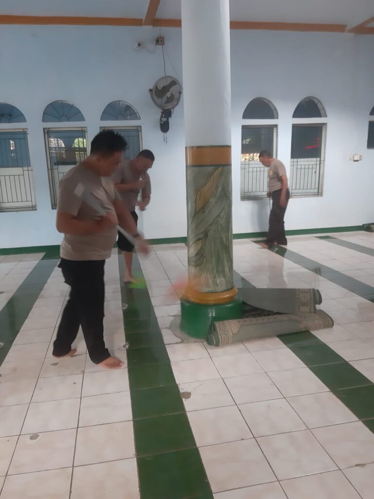 Kapolsek Bojong Beserta Anggota Laksanakan Bhakti Sosial di Masjid Jami An'Nur dalam Rangka HUT Bhayangkara ke-78 10 WhatsApp Image 2024 06 20 at 14.35.11