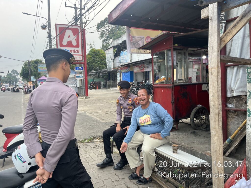 Dekatkan Diri dengan Masyarakat, Sat Samapta Polres Pandeglang Sambangi Tukang Ojek di Cigadung dan Berikan Himbauan Kamtibmas 1 WhatsApp Image 2024 06 20 at 18.34.51