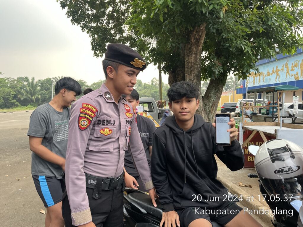 Personil Sat Samapta Polres Pandeglang Lakukan Patroli Dialogis di Stadion Badak dan Edukasi Remaja untuk Menjauhi Judi Online 2 WhatsApp Image 2024 06 20 at 18.34.59