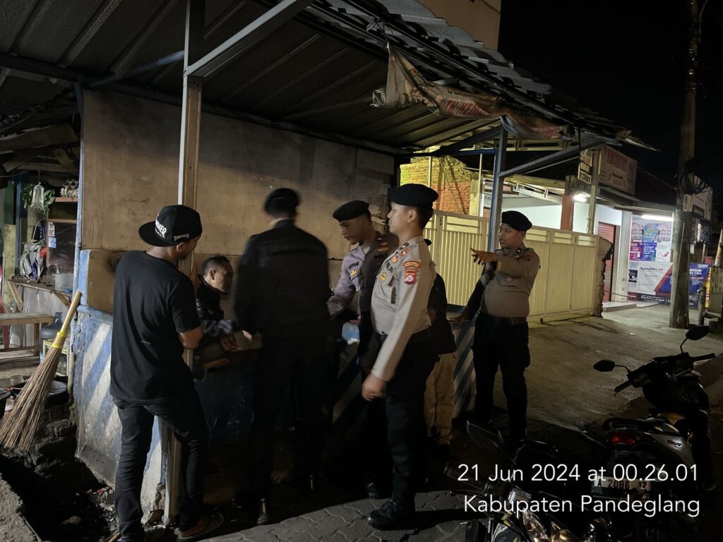 Sat Samapta Polres Pandeglang Gelar Patroli Malam untuk Cegah Aksi Premanisme di Pertigaan Cigadung 6 WhatsApp Image 2024 06 21 at 03.52.16