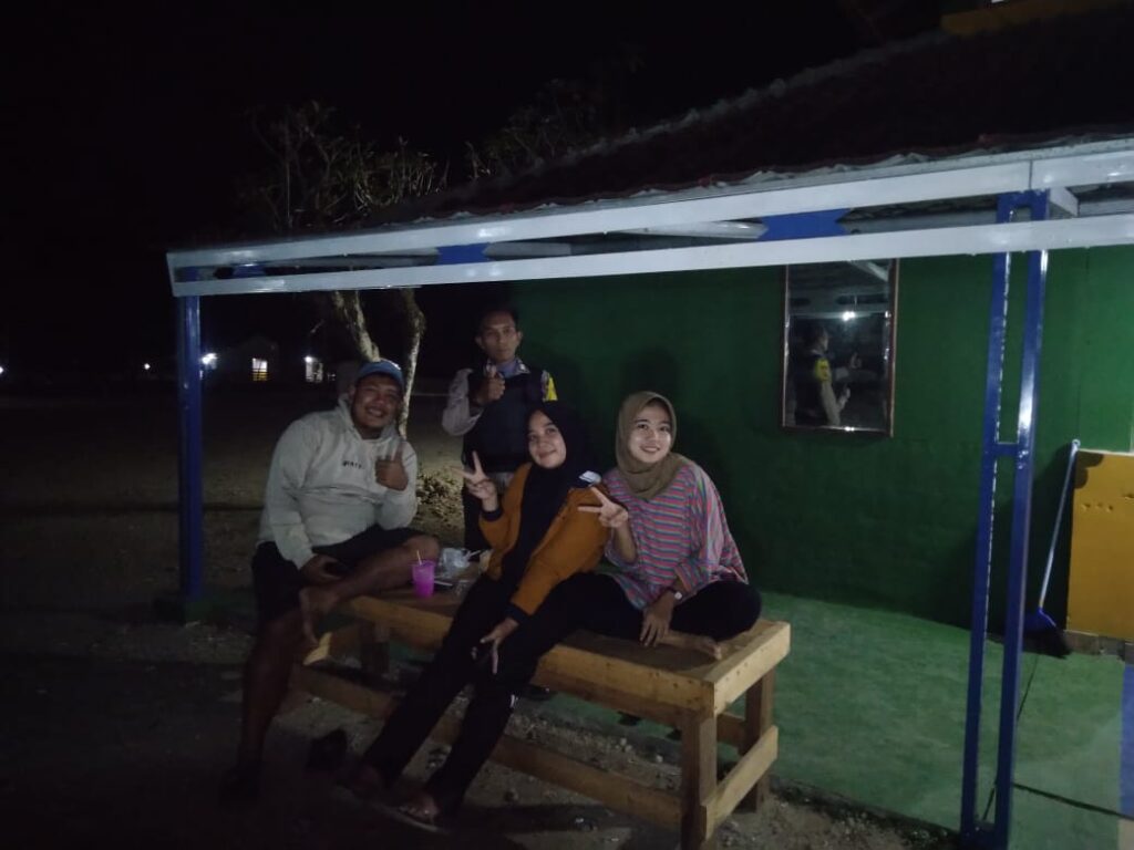 Polsek Carita: Patroli Malam untuk Menghimbau Remaja Pulang Tepat Waktu 8 WhatsApp Image 2024 06 21 at 05.57.59
