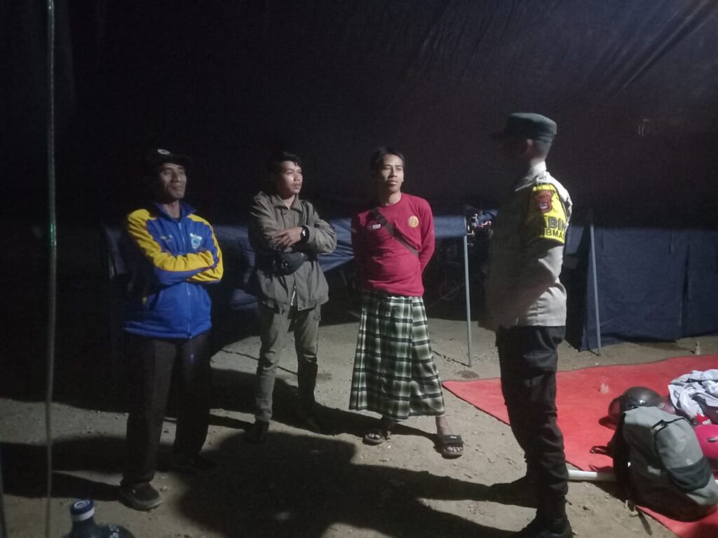 Polsek Carita: Patroli Malam dan Himbauan kepada Bapak-bapak Ronda 9 WhatsApp Image 2024 06 21 at 06.01.53