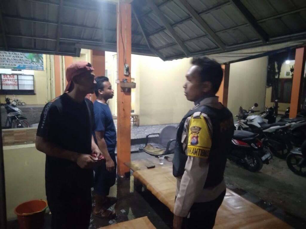 Polsek Carita: Patroli Malam di Sepanjang Jalan Carita Ciptakan Kondusifitas 10 WhatsApp Image 2024 06 21 at 06.03.55