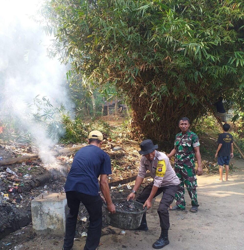 Polsek Carita dan Muspika Kecamatan Carita Bersih-bersih Jalan Menuju Kecamatan 9 WhatsApp Image 2024 06 21 at 06.06.54