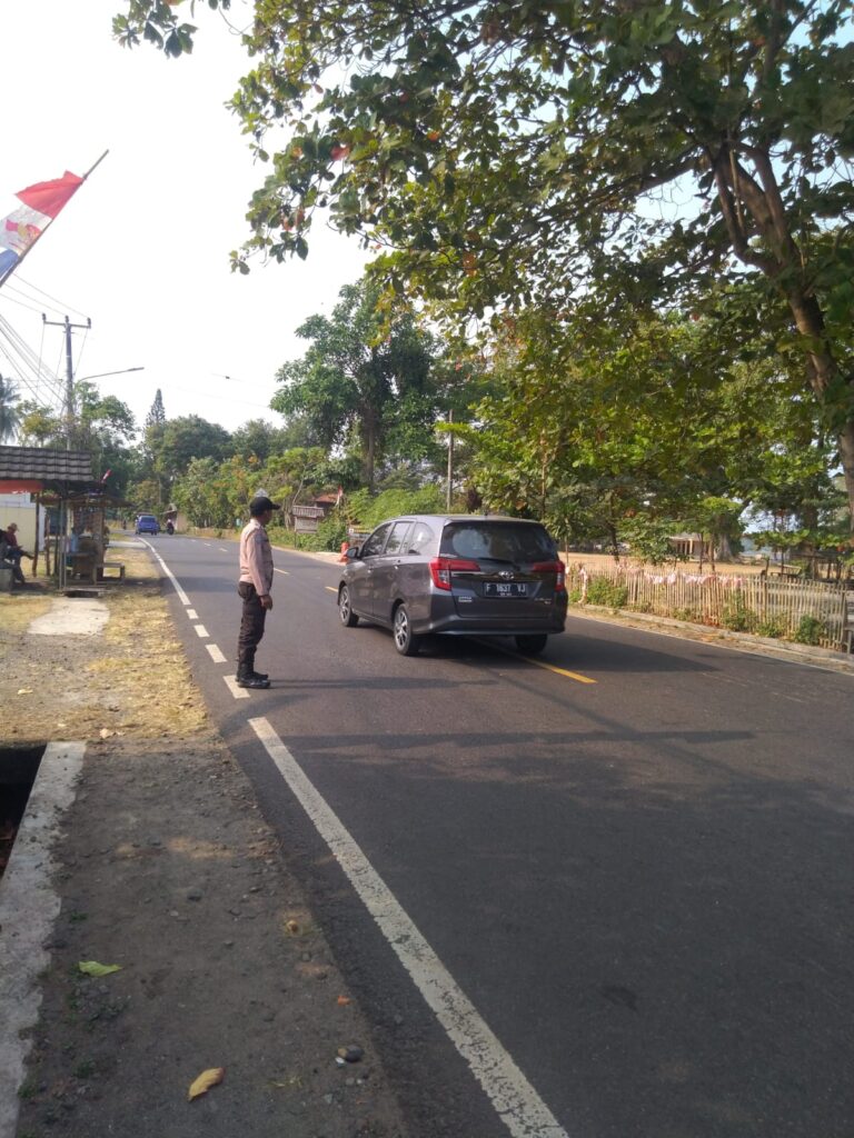 Polsek Carita: Kegiatan Strong Points di Jalan Raya Carita, Depan Mako Polsek Carita 10 WhatsApp Image 2024 06 21 at 06.13.35