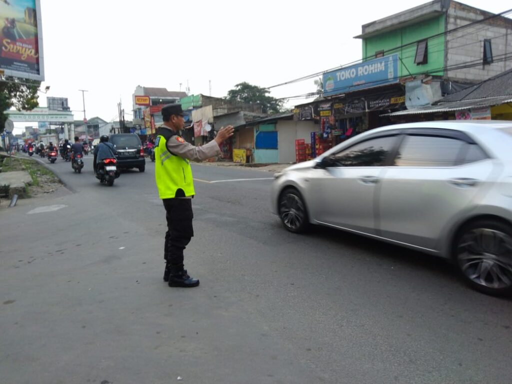Kegiatan Pengaturan Lalu Lintas Sore oleh Anggota Polsek Cadasari 4 WhatsApp Image 2024 06 21 at 07.39.32