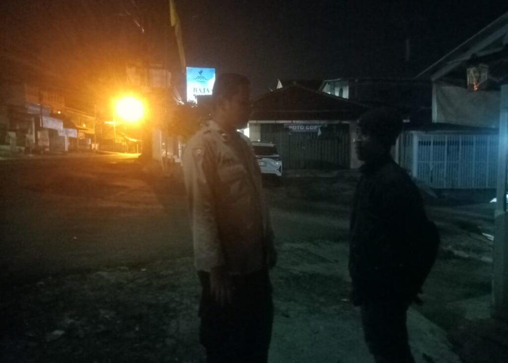 Kanit Binmas Polsek Cadasari Laksanakan Patroli Malam dan Berdialog dengan Warga 2 WhatsApp Image 2024 06 21 at 07.40.12
