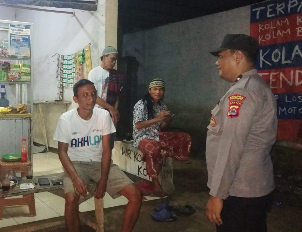 Bhabinkamtibmas Polsek Bojong Polres Pandeglang Gelar Door to Door Malam Hari di Desa Binaan untuk Menciptakan Wilayah Kondusif 7 WhatsApp Image 2024 06 21 at 07.40.39