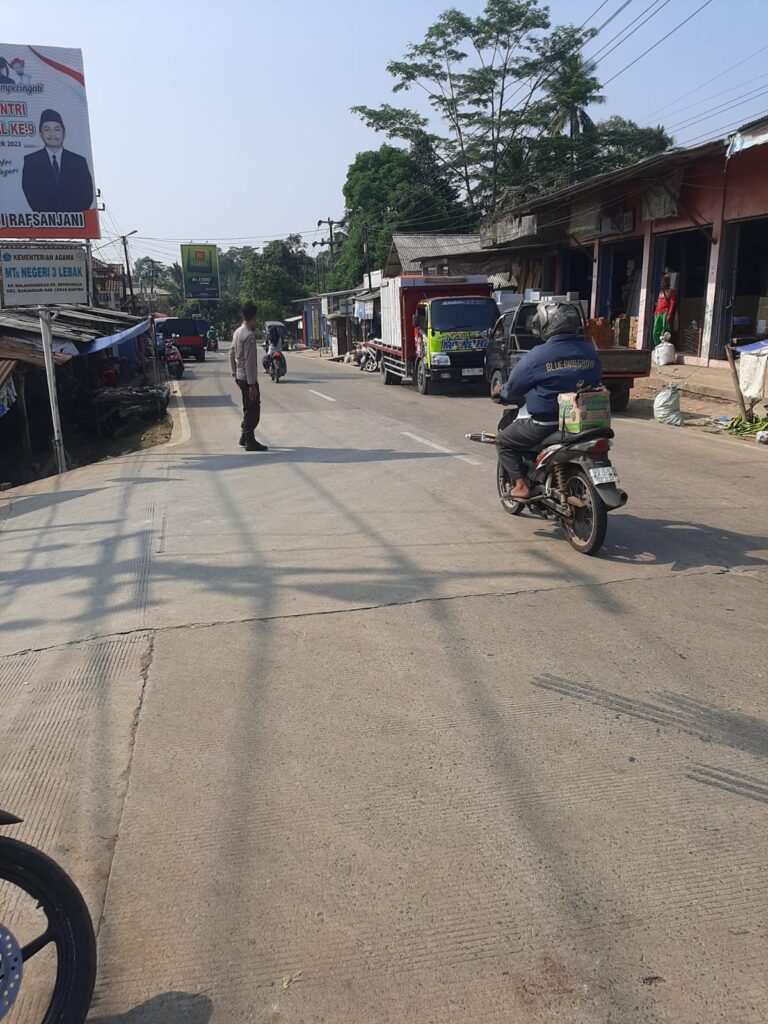 Personil Polsek Bojong Polres Pandeglang, Bripka Feery Kurniawan, Gelar Pengaturan Lalu Lintas di Persimpangan Pasar Bojong untuk Melancarkan Arus Lalu Lintas 6 WhatsApp Image 2024 06 21 at 09.07.09