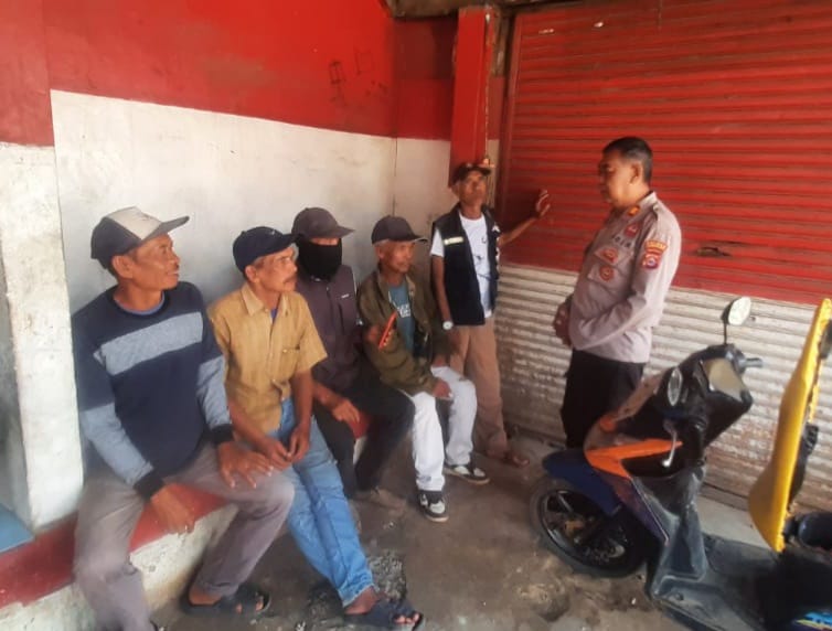 Polsek Bojong Polres Pandeglang Gelar Kegiatan Jumat Curhat dengan Tukang Ojek di Pasar Bojong 8 WhatsApp Image 2024 06 21 at 12.15.05