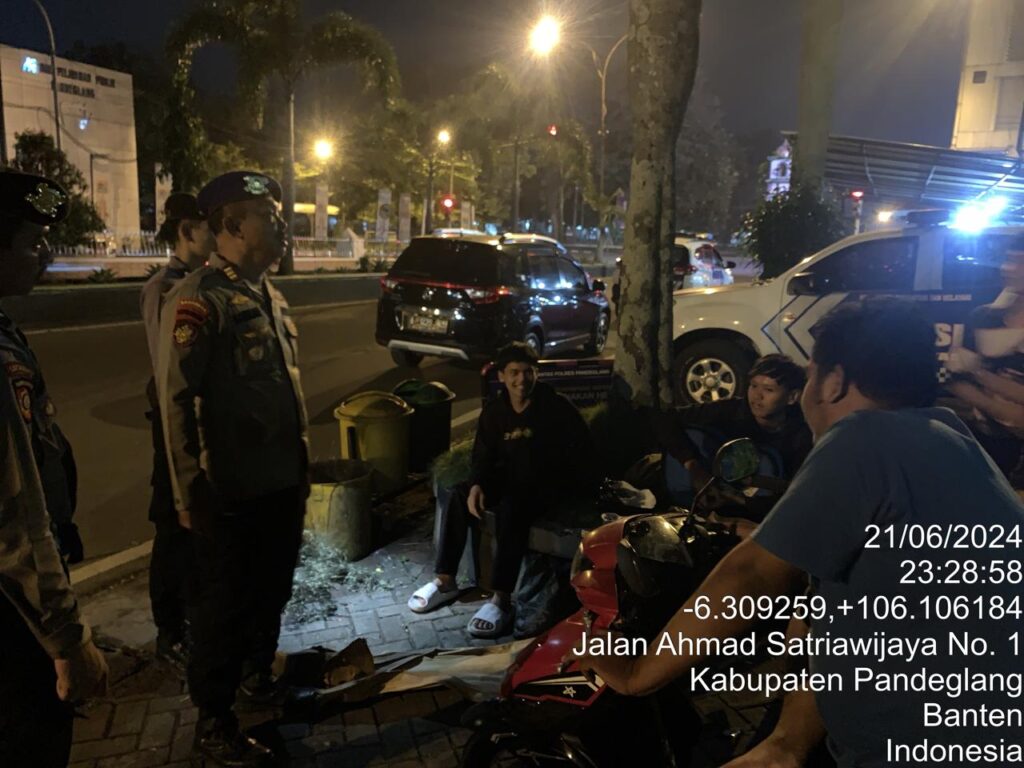 Sat Samapta Polres Pandeglang Gelar Patroli Malam Dialogis untuk Cegah Aksi Kriminal dan Kenakalan Remaja 3 WhatsApp Image 2024 06 22 at 03.15.57