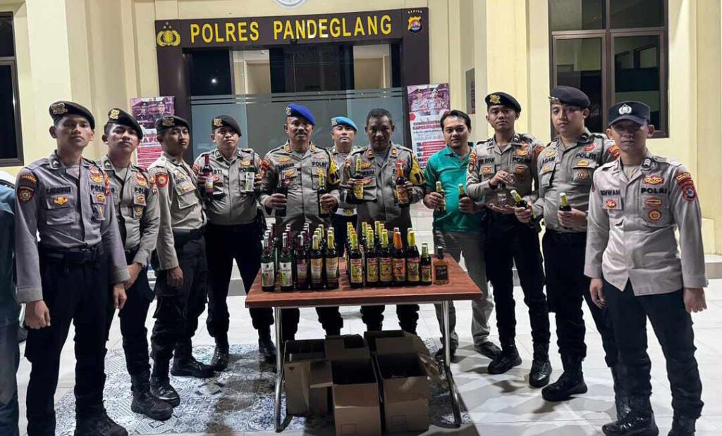 Sat Samapta Polres Pandeglang Amankan Puluhan Botol Miras dalam Operasi Pekat 7 WhatsApp Image 2024 06 22 at 03.18.13
