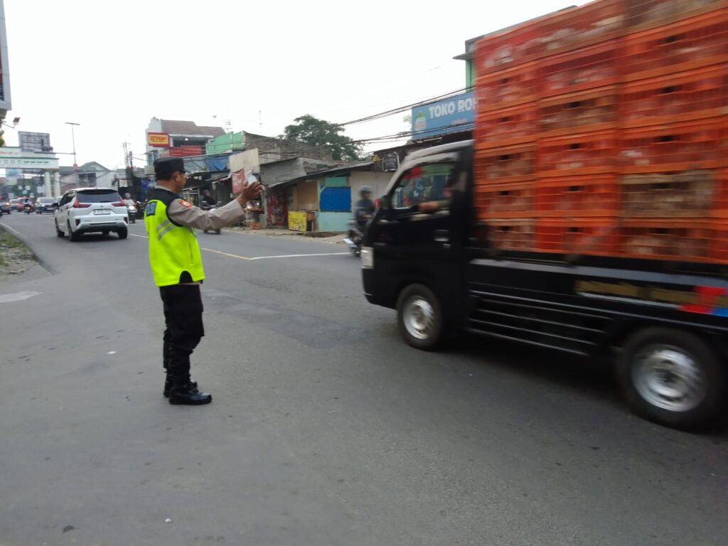 Pengaturan Lalu Lintas Pagi Hari oleh Anggota Polsek Cadasari di Depan Pasar Cadasari 10 WhatsApp Image 2024 06 22 at 08.39.53