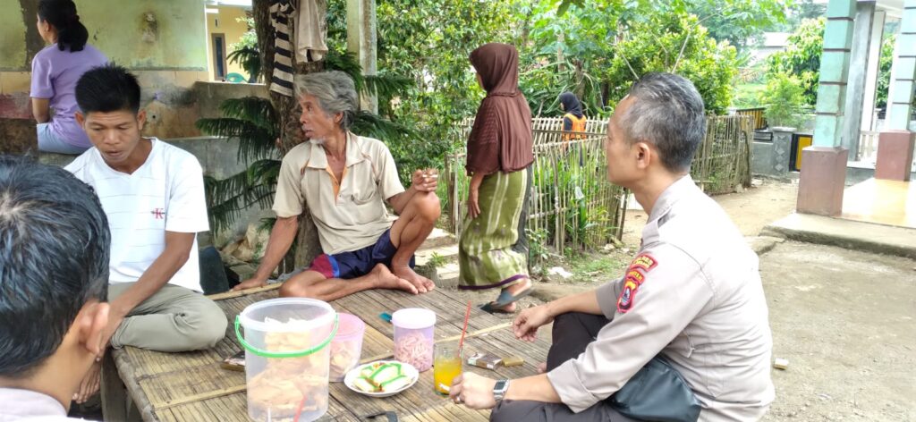 Bhabinkamtibmas Polsek Cadasari Sambangi Warga untuk Jalin Komunikasi dan Keamanan 9 WhatsApp Image 2024 06 22 at 08.40.16