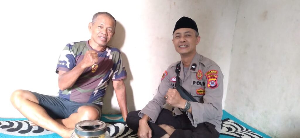 Bhabinkamtibmas Polsek Cadasari Melaksanakan Sambang ke Rumah Warga 8 WhatsApp Image 2024 06 22 at 08.40.38