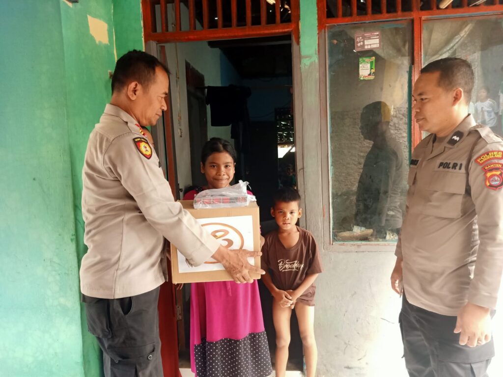 Dalam Rangka HUT Bhayangkara ke-78 Kapolsek Cadasari Serahkan Bingkisan kepada Anak Dikhitan 6 WhatsApp Image 2024 06 22 at 08.41.14