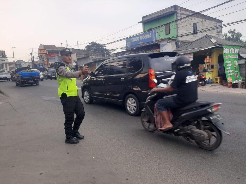 Anggota Polsek Cadasari Atur Lalu Lintas Sore untuk Kelancaran di Depan Pasar Cadasari 5 WhatsApp Image 2024 06 22 at 08.41.31