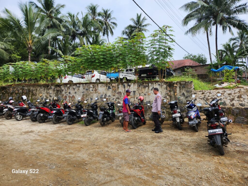 Sambangi Petugas Parkir Kolam Renang Cipamor, Polsek Menes Berikan Arahan 10 WhatsApp Image 2024 06 22 at 13.40.17