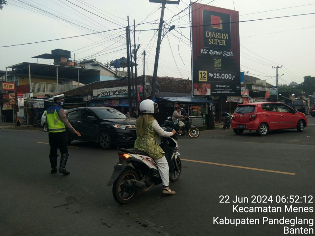 Kanit Lantas Polsek Menes Tertibkan Lalulintas Demi Kelancaran Berkendara Masyarakat di Cimanying 7 WhatsApp Image 2024 06 22 at 14.05.10