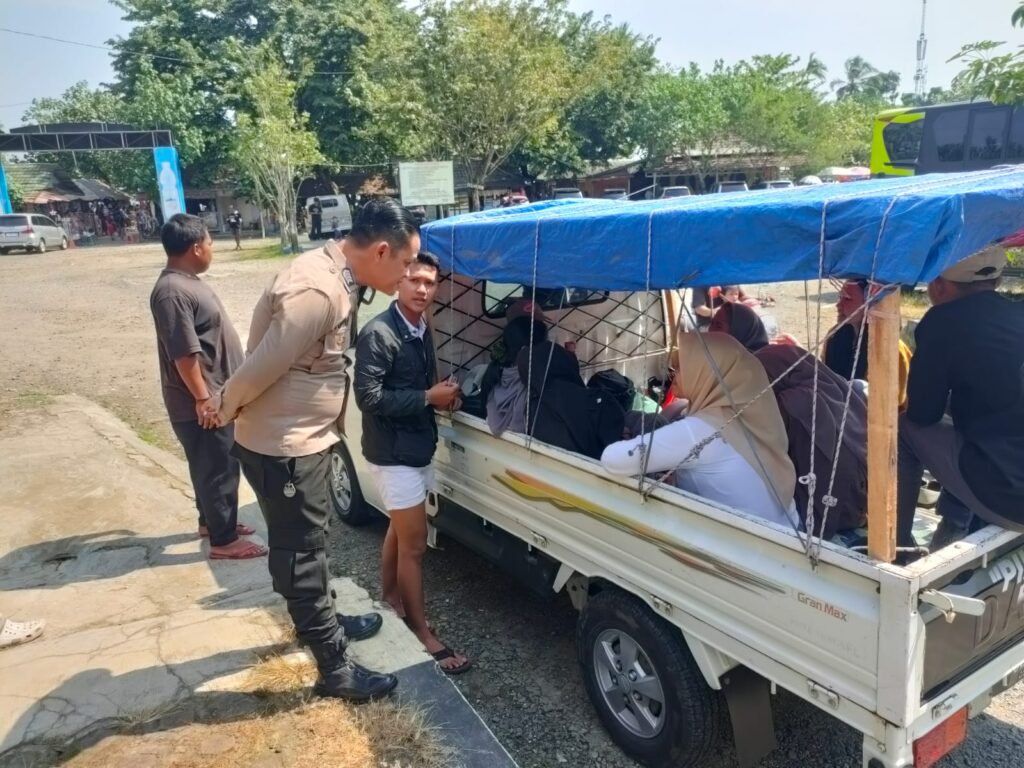 Bripka Yohan dari Polsek Carita Beri Himbauan kepada Pengunjung Pantai Menggunakan Mobil Losbak Terbuka 5 WhatsApp Image 2024 06 22 at 16.28.31