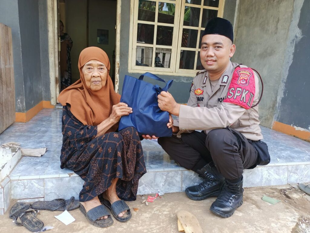 Polsek Cikeusik Gelar Bansos Kepada Ibu Ela di Desa Cikiruhwetan 2 WhatsApp Image 2024 06 22 at 16.36.10
