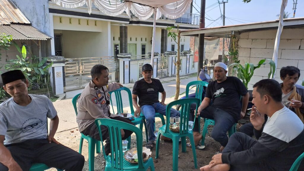Bhabinkamtibmas Polsek Cadasari Hadiri Undangan Khitanan Warga 8 WhatsApp Image 2024 06 23 at 12.08.42