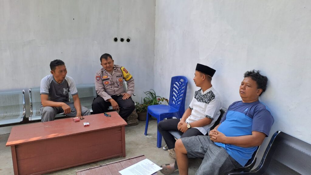 Bhabinkamtibmas Polsek Cadasari Sambang ke Kampung Kalahang untuk Berdialog Bersama Warga 9 WhatsApp Image 2024 06 23 at 12.09.00