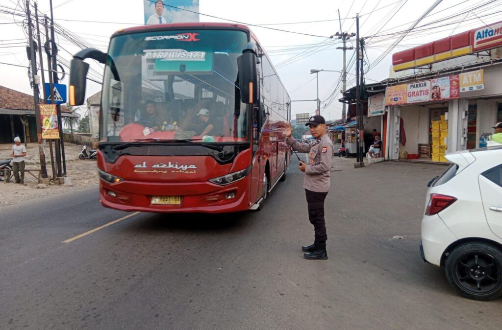 Pengaturan Lalu Lintas Sore oleh Anggota Polsek Cadasari di Depan Pasar Cadasari 10 WhatsApp Image 2024 06 23 at 12.09.19