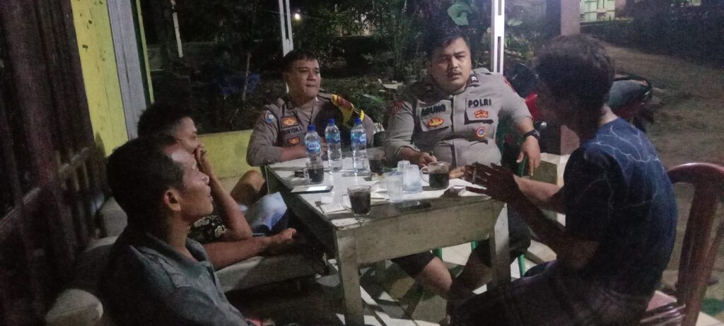 Sambangi Masyarakat Desa Angsana, Bhabinkamtibmas Polsek Angsana Polres Pandeglang Ajak Warga Bersinergi Jaga Kamtibmas 1 WhatsApp Image 2024 06 24 at 00.17.07