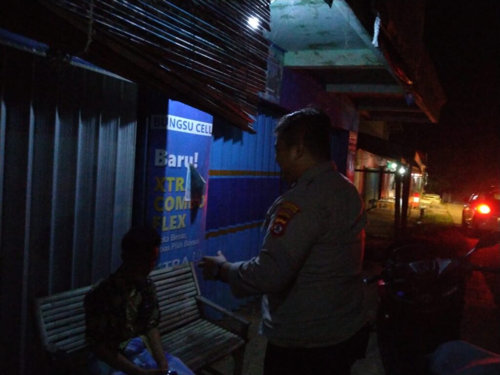 Laksanakan Patroli Malam, Bhabinkamtibmas Polsek Angsana Polres Pandeglang Sampaikan Pesan Kamtibmas Kepada Warga yang Ditemui 2 WhatsApp Image 2024 06 24 at 00.17.30