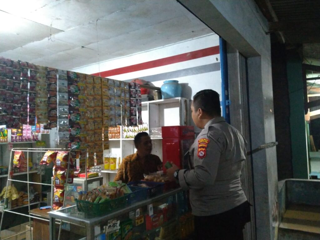 Bhabinkamtibmas Polsek Angsana Polres Pandeglang Laksanakan Patroli Dialogis di Desa Angsana Sasar Pemukiman dan Pertokoan 4 WhatsApp Image 2024 06 24 at 00.17.51