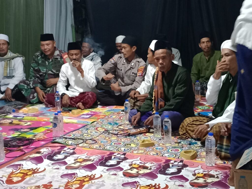 Kanit Binmas Polsek Angsana Polres Pandeglang Hadiri Pengajian dalam Rangka Hajatan Salah satu Warga Desa Padamulya 6 WhatsApp Image 2024 06 24 at 01.38.54
