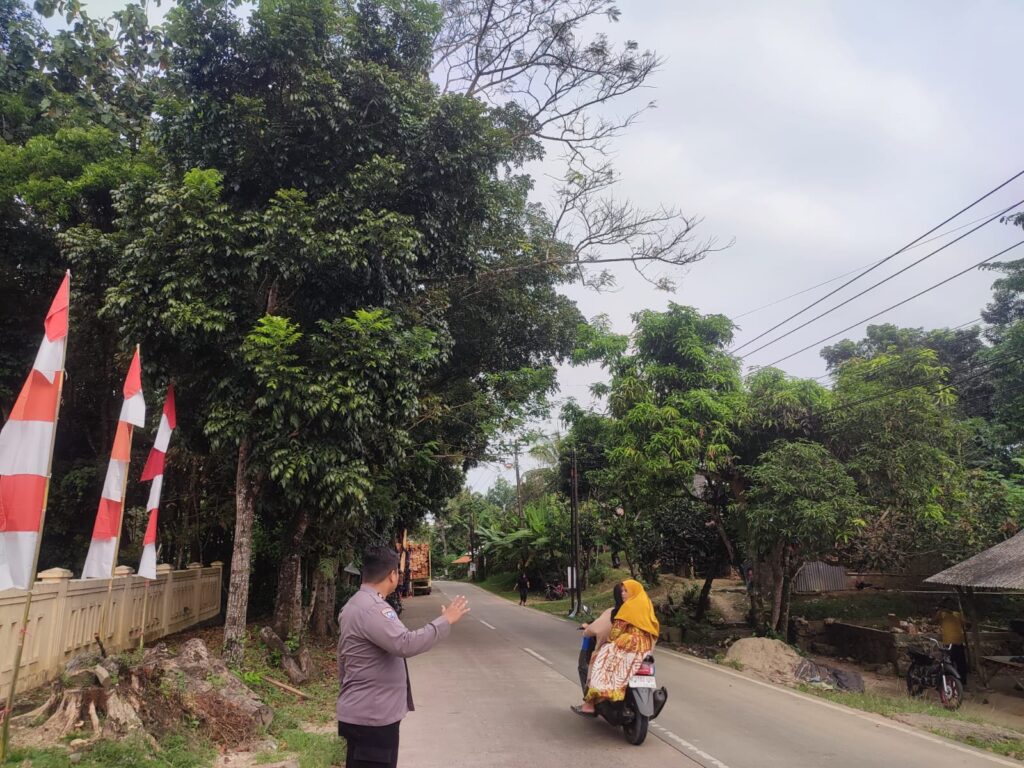 Anggota Piket Polsek Angsana Polres Pandeglang Briptu Agung Laksanakan Strongpoint Sore di Jalan Raya Munjul-Angsana 7 WhatsApp Image 2024 06 24 at 01.39.05