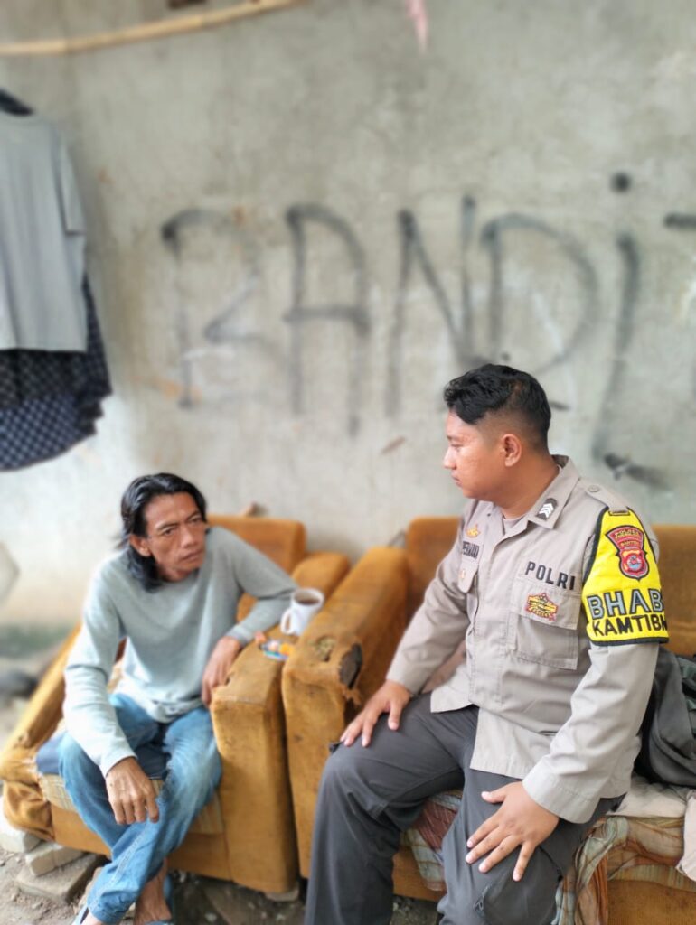 Bhabinkamtibmas Polsek Cadasari Brigadir Adi Permana Laksanakan Kegiatan Sambang Edukasi Warga 3 WhatsApp Image 2024 06 24 at 09.24.10