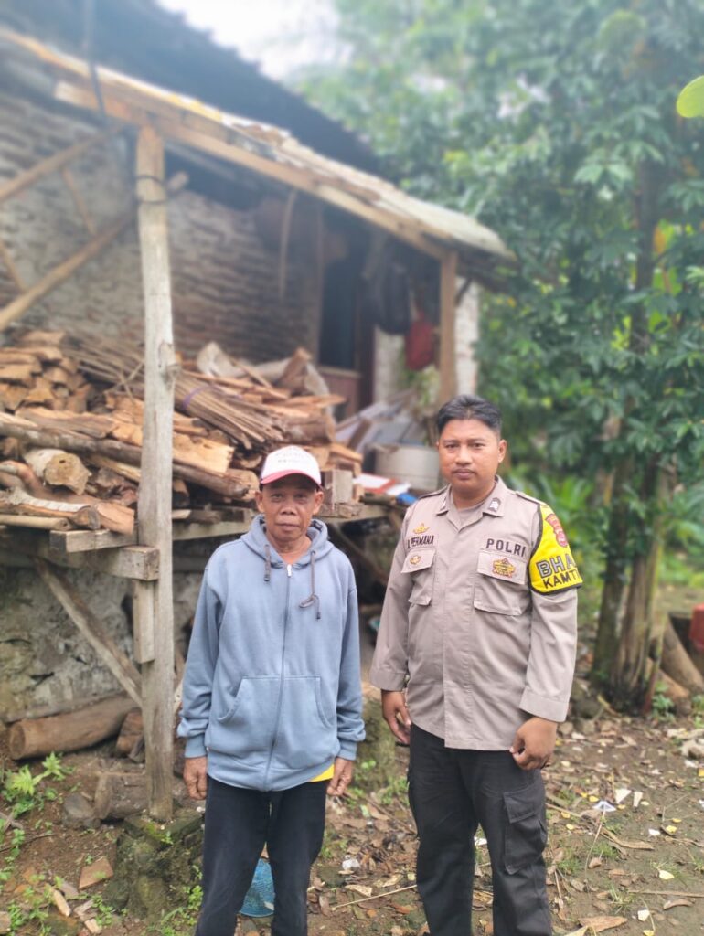 Bhabinkamtibmas Polsek Cadasari Brigadir Adi Permana Sambangi Warga untuk Keamanan 2 WhatsApp Image 2024 06 24 at 09.24.30