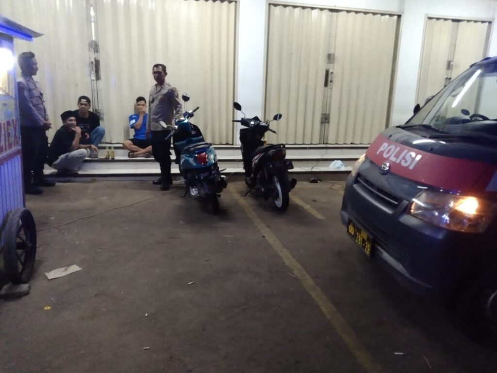 Patroli Malam Polsek Cadasari Berdialog dengan Pemuda untuk Jaga Kamtibmas 8 WhatsApp Image 2024 06 24 at 09.25.35