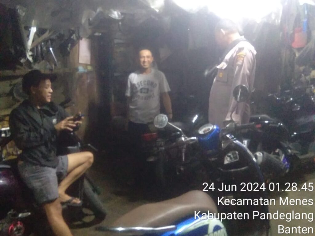 Polsek Menes Gelar Patroli Malam dan Berikan Himbauan Kepada Penjual Sparepart Bekas Kendaraan Bermotor 5 WhatsApp Image 2024 06 24 at 11.18.11