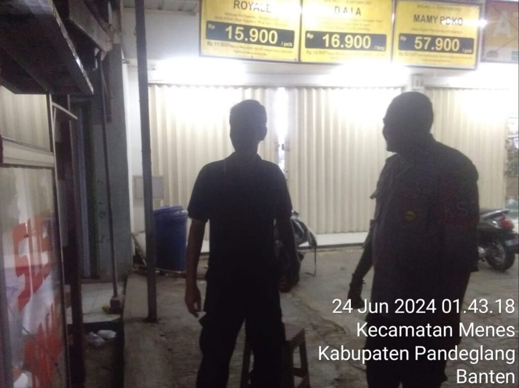 Polsek Menes Gelar Patroli Malam dan Berikan Himbauan Kamtibmas 4 WhatsApp Image 2024 06 24 at 11.22.31