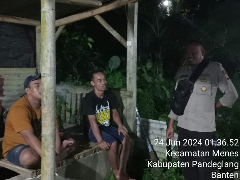 Polsek Menes Jalin Silaturahmi dan Sampaikan Himbauan Kamtibmas Melalui Patroli Malam 3 WhatsApp Image 2024 06 24 at 11.26.16