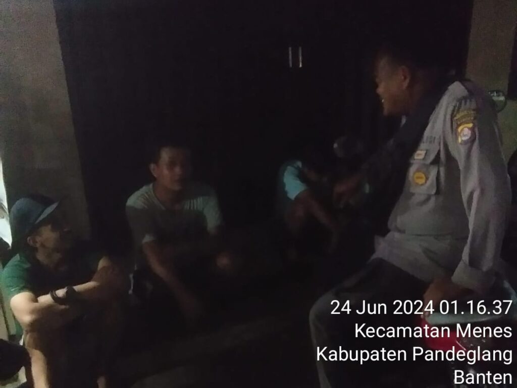 Sambil Patroli, Polsek Menes Beri Himbauan Kepada Pemuda Yang Nongkrong 1 WhatsApp Image 2024 06 24 at 11.35.40