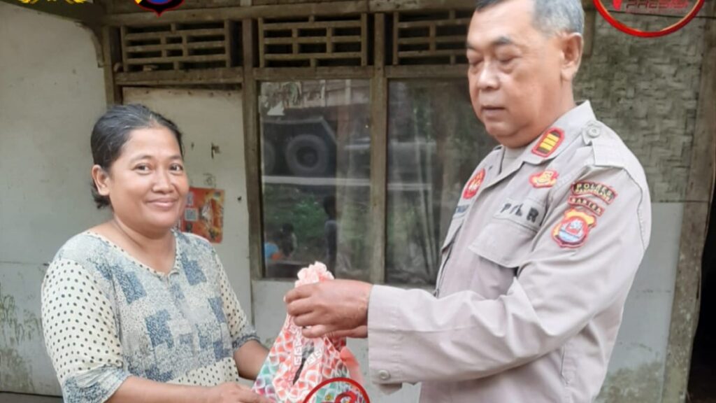 Kapolsek Bojong AKP Kuswana Laksanakan Giat Bansos, Berikan Bantuan Bahan Pokok Kepada Warga 1 WhatsApp Image 2024 06 24 at 14.04.36