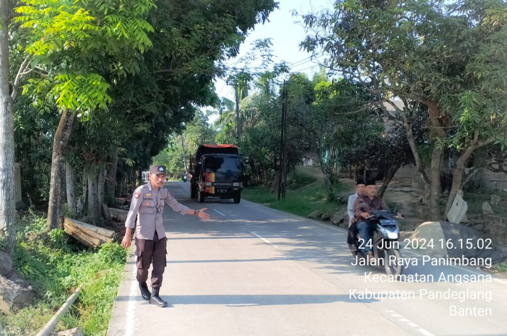 Anggota Piket Polsek Angsana Polres Pandeglang Laksanakan Strongpoint Sore 2 WhatsApp Image 2024 06 24 at 18.38.21