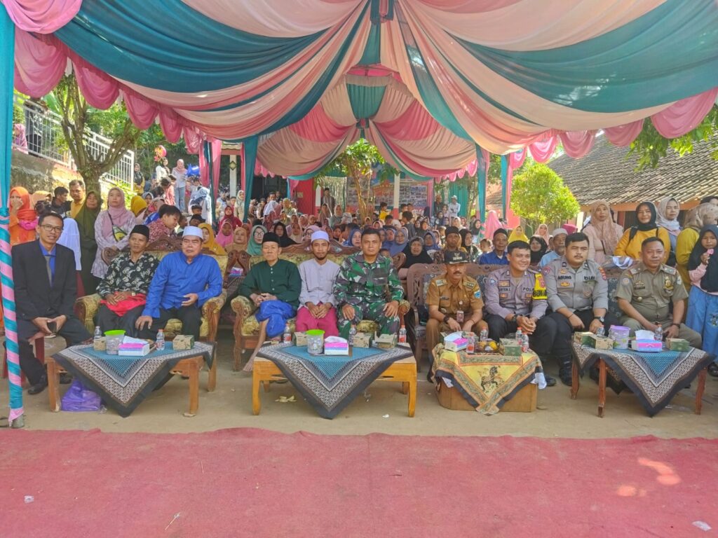 Bhabinkamtibmas Polsek Angsana Hadiri Pelepasan Siswa Siswi Kelas VI SDN 3 Angsana 4 WhatsApp Image 2024 06 24 at 18.38.45